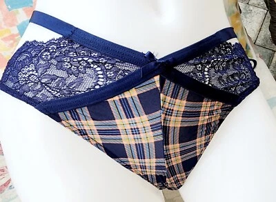 Victoria Secret Raro De Colección M Satinado Azul Marino Cuadros Peekaboo Recortado Panty Descarado Foto 1 de 3