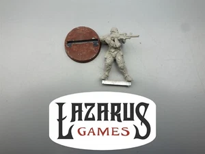 Misc Manufacturer Sci-fi: Armored Soldier with Rifle - Picture 1 of 4