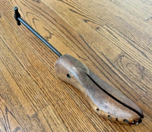 ANTICO! Calzolaio a forma di barella per scarpe in legno metallo manico regolabile pat. 1919 - Foto 1 di 4