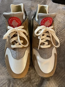 Stüssy x Nike Air Huarache Desert Oak Herren Größe 9,5 DD1381-200 - Bild 1 von 11