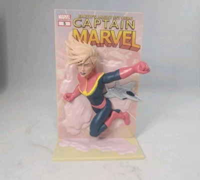 Caja de botín Standee cómic Captain Marvel 3D nueva en caja Foto 1 de 4