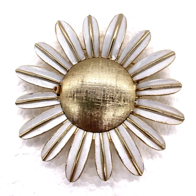 Broche prendedor vintage Avon margarita medallón perfume tono dorado y esmalte blanco Foto 1 de 4