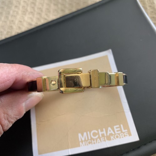 BRACCIALE MICHAEL KORS TONO ORO + CERNIERA SMALTO NERO FIBBIA BRACCIALE MKJ1765