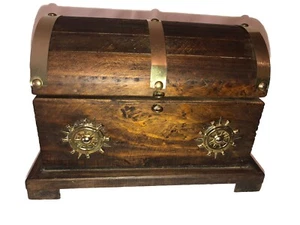 Vintage Holz Piraten Schmuck Aufbewahrungsbox halbrund oben mit Schiff Rad Medaillons - Bild 1 von 11
