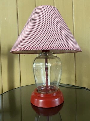 Lámpara de mesa de cristal rojo de 16" FARM HOUSE con pantalla de lámpara roja y blanca de guinga. Foto 1 de 4