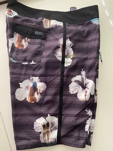 REEF HAWAIIAN THEME MENS BOARD SHORTS SIZE 34 - Picture 1 of 3