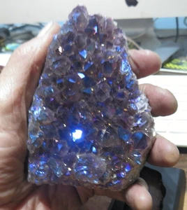 METALLISIERTE AMETHYST KRISTALL CLUSTER GEODE AUS BRASILIANISCHER KATHEDRALE MIT HOLZSOCKEL - Bild 1 von 5
