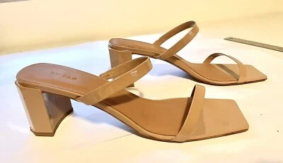 Sandalias de tacón de charol By Far Tanya, talla 41/11, color beige Foto 1 de 4