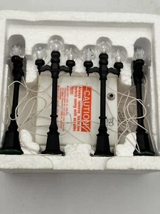 Village Boulevard Laternenmasten Abteilung 56 4er Set batteriebetrieben 52627 - Bild 1 von 9