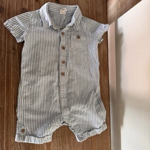 Jungen Little Planet Carters 1 Stück Streifen Shorts Strampler Größe 18 Monate adrett - Bild 1 von 5