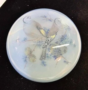 Opal Kunst Glas Briefbeschwerer mit Liebesvögeln auf Kiefer opalisierend - LESEN - A9 - Bild 1 von 8