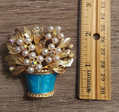 Hermoso broche grande cesta de flores con perlas de imitación y cristales tono dorado azul  Foto 1 de 3