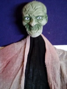 Una decoración de Halloween de 30 pulgadas vestida, zombi espeluznante en cuerda 4 colgantes - Imagen 1 de 6
