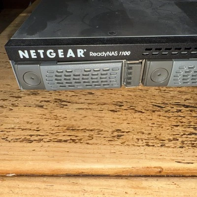 Netgear ReadyNAS 1100 RNR4450, 4 x Caddies, 4x Seagrave Barracuda Festplatten - Bild 1 von 4