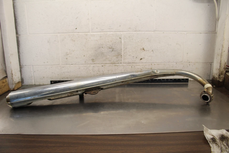 Suzuki GT185 1975 Adventurer silenciador de escape izquierdo tubo antideslizante X849 Foto 1 de 4