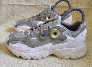 ZAPATILLAS ADIDAS ASTIR NUEVAS EN CAJA TALLA UK 6.5 BEIGE Y VERDE TERCIOPELO EN CAJA Y SIN USAR - Imagen 1 de 11
