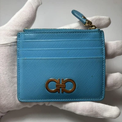 Estuche para monedas y tarjetas Salvatore Ferragamo de cuero aguamarina con cremallera usado Foto 1 de 4