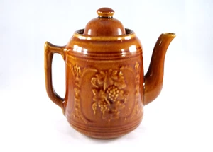 Antigua tetera rústica de gres marrón patrón de cosecha de uvas y hojas, 4 tazas - Imagen 1 de 4