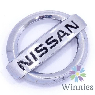 07-12 Nissan Versa Parrilla Delantera Logo Emblema OEM Insignia Placa de Identificación Adorno 08 10 Foto 1 de 2