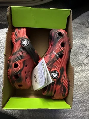 Zuecos clásicos Crocs para niños pequeños talla 7 nuevos con etiquetas mármol rojo Foto 1 de 3