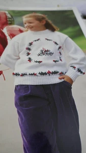 SIRDAR KNITTING PATTERN  HOLLY AND CANDLES  DESIGN  JUMPER IN D.K.-SIZES 26-34IN - Picture 1 of 2