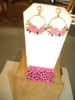 PENDIENTES PERFORADOS CORAL ROSA FLORES AROS ORO PERLA POSTS Betsey Johnson Foto 1 de 4