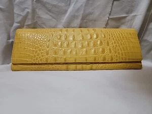 Gelbe SCHLANKE lange Clutch Handtasche aus Leder mit Krokodilprägung zum Überklappen  - Bild 1 von 22