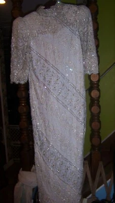 Impresionante vestido largo completo de encaje con cuentas blancas hecho a mano único en su clase Foto 1 de 4