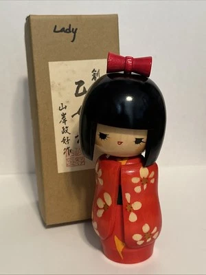 "Muñeca creativa manga doncella Kokeshi madera hecha en Japón talla 6"" con caja" Foto 1 de 3