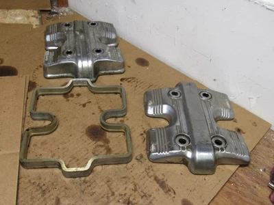 Cubiertas de válvula delanteras y traseras Honda VF700C Magna 1985 Foto 1 de 4