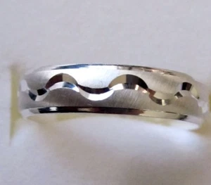 Men's / Women's Wave Band Ring / size 8 / 925 Sterling Silver, 3.9 grams - Picture 1 of 5