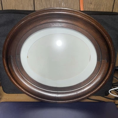 Antiguo marco victoriano ovalado profundo de nogal con vidrio para imagen de 8x 10 Foto 1 de 4