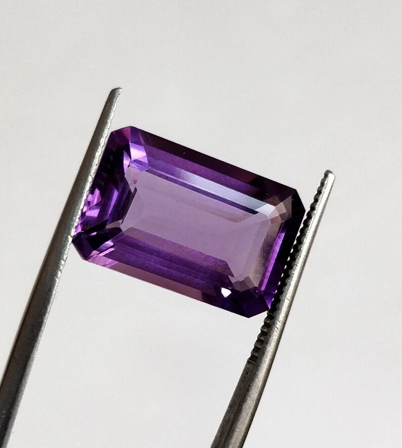 Piedra preciosa de amatista con forma de corte octágono hecha a mano para hacer joyas. Foto 1 de 3