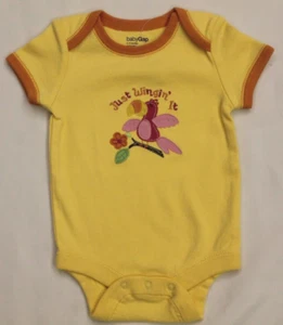 GIRLS Gap 3-6 Meses Body/Mono de 1 Pieza (Amarillo con Loro) Nuevo con Etiquetas - Imagen 1 de 1