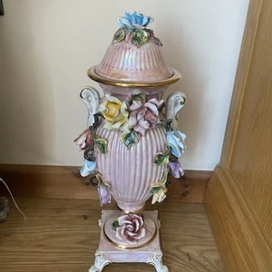 Handcrafted Capodimonte Porcelain Vase Pink Yellow Flower - Certificate Italy - Picture 1 of 13