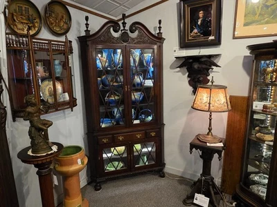 Vitrina antigua de esquina de caoba americana para curiosidades o China Foto 1 de 4