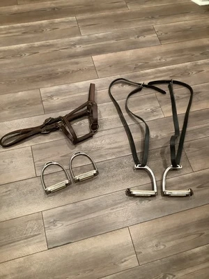 Estribos y Correas Courbette Metalab Intec y Halter Caballo Ecuestre  Foto 1 de 4