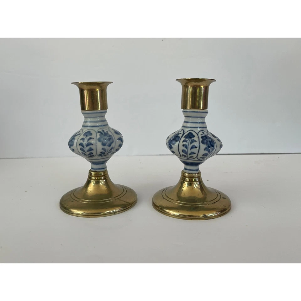 Juego de pares de candelabros vintage Jehvani de porcelana azul y blanco, latón y Delft  Foto 1 de 3