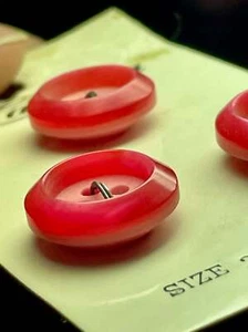 3 bottoni in plastica rossi anni 70 vintage | 4 fori piatti | misura 24/0,63" | nuovi vecchio stock - Foto 1 di 6