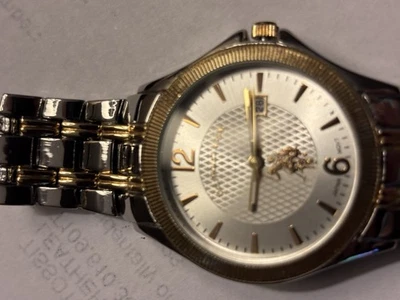 Nuevo Reloj de Cuarzo US Polo Calendar Hombre Tono Plateado y Dorado Bisel Acanalado Foto 1 de 4