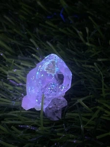 45 Carats Fluorescent Petroleum Diamond Quartz Cluster. - Picture 1 of 9