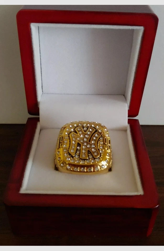 Mariano Rivera - Anillo Serie Mundial de los Yankees de Nueva York 1999 con caja de exhibición de madera Foto 1 de 4