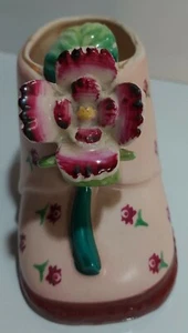Porcelain Pink Baby Shoe with Capodimonte Style Pink Flower and Green Leaves - Picture 1 of 6