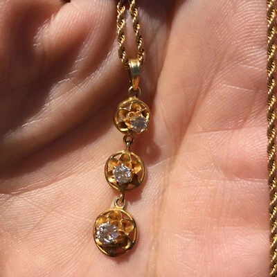 Antigua Buttercup de 3 diamantes de oro amarillo de 10K con cadena de oro amarillo de 10K Foto 1 de 4