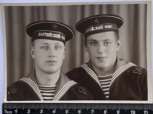 Zärtliche gutaussehende junge Männer attraktive Jungs niedliche männliche Matrosen Foto #685 - Bild 1 von 3