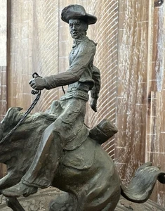 Gran Escultura de Bronce "Hombre a Caballo" Vaquero Bronco Western Firmado Kon B. - Imagen 1 de 14
