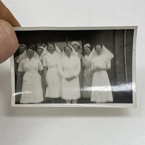 VINTAGE ORIGINAL RETRO Junk B&W Portrait Photograph Photo RED CROSS NURSE WW2 - Picture 1 of 3