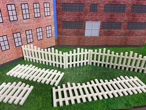 O Scale Fencing for Platforms Fields More - 6 White Fence Pieces Various Lengths - Picture 1 of 3