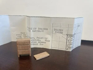 puppenhaus 1/48 Kommode mit 3 Schubladen Bausatz von Sam Zambrano - Bild 1 von 3