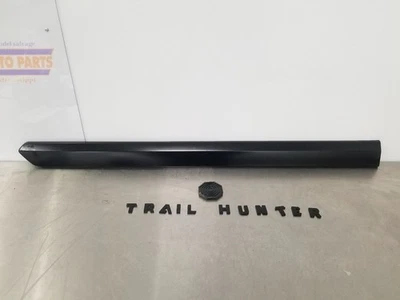 25 2025 TOYOTA TACOMA TRAILHUNTER FRONT DOOR MOULDING AND BADGE RIGHT PASSENGER Foto 1 de 4